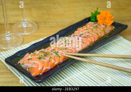 Carpaccio di salmone tradizionale con salsa all'olio d'oliva e succo di limone Foto Stock