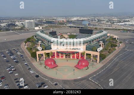 Una vista aerea dell'Angel Stadium di Anahiem, mercoledì 10 febbraio 2021, ad Anaheim, Calif. Foto Stock