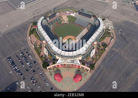 Una vista aerea dell'Angel Stadium di Anahiem, mercoledì 10 febbraio 2021, ad Anaheim, Calif. Foto Stock