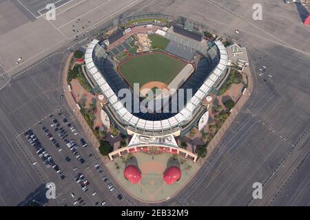 Una vista aerea dell'Angel Stadium di Anahiem, mercoledì 10 febbraio 2021, ad Anaheim, Calif. Foto Stock