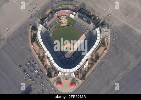 Una vista aerea dell'Angel Stadium di Anahiem, mercoledì 10 febbraio 2021, ad Anaheim, Calif. Foto Stock