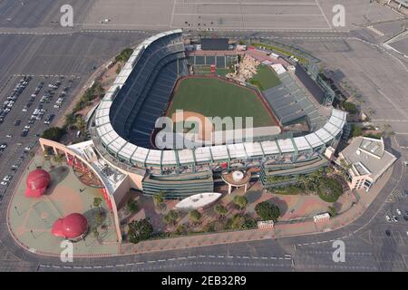 Una vista aerea dell'Angel Stadium di Anahiem, mercoledì 10 febbraio 2021, ad Anaheim, Calif. Foto Stock