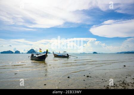 Due barche turistiche ormeggiate in acqua alla spiaggia di Tup Kaek, provincia di Krabi, Thailandia durante il giorno con un bel cielo. Foto Stock