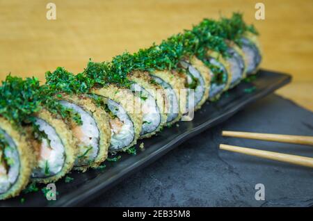 Sushi perfetto, cucina giapponese tradizionale. Delizioso sushi caldo Foto Stock