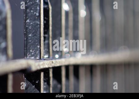 dettaglio di vecchie ringhiere in ferro vicino ad un edificio Foto Stock