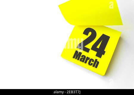 24 Marzo. Giorno 24 del mese, data del calendario. Primo piano promemoria carta giallo vuoto Nota adesiva su sfondo bianco. Mese di primavera, giorno dell'anno concep Foto Stock