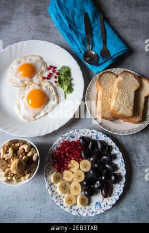 Ingredienti salutari per la colazione sullo sfondo. Vista dall'alto. Foto Stock