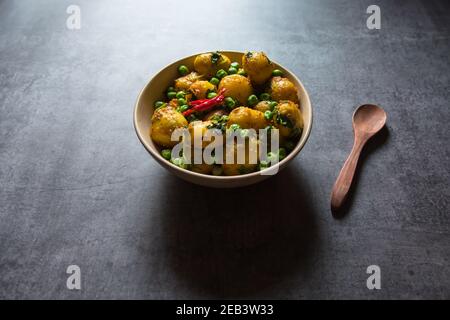 Aloo indiano di dum o patate cucinate a fuoco lento in una ciotola. Foto Stock