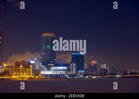 La vista di Ekaterinburg-City - il moderno quartiere commerciale sul lungofiume del fiume Iset di notte. Ekaterinburg. Russia Foto Stock