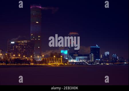 La vista di Ekaterinburg-City - il moderno quartiere commerciale sul lungofiume del fiume Iset di notte. Ekaterinburg. Russia Foto Stock