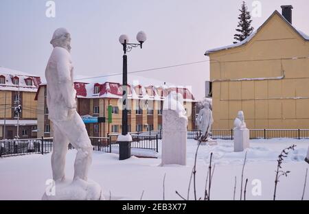 La vista delle sculture di giardinaggio paesaggio sotto la neve nella piazza della scultura del periodo sovietico. Nizhny Tagil. Russia Foto Stock