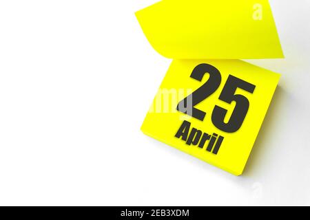 25 aprile. Giorno 25 del mese, data del calendario. Primo piano promemoria carta giallo vuoto Nota adesiva su sfondo bianco. Mese di primavera, giorno dell'anno concep Foto Stock