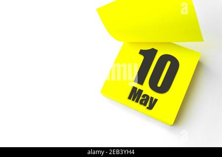 10 maggio. Giorno 10 del mese, data del calendario. Primo piano promemoria carta giallo vuoto Nota adesiva su sfondo bianco. Concetto di mese di primavera, giorno dell'anno Foto Stock