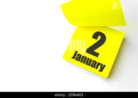 2 gennaio. Giorno 2 del mese, data del calendario. Primo piano promemoria carta giallo vuoto Nota adesiva su sfondo bianco. Mese invernale, giorno dell'anno concep Foto Stock