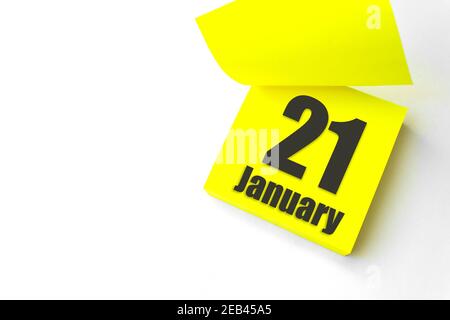 21 gennaio . Giorno 21 del mese, data del calendario. Primo piano promemoria carta giallo vuoto Nota adesiva su sfondo bianco. Mese invernale, giorno dell'anno con Foto Stock