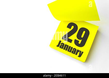 29 gennaio. Giorno 29 del mese, data del calendario. Primo piano promemoria carta giallo vuoto Nota adesiva su sfondo bianco. Mese invernale, giorno dell'anno conc Foto Stock
