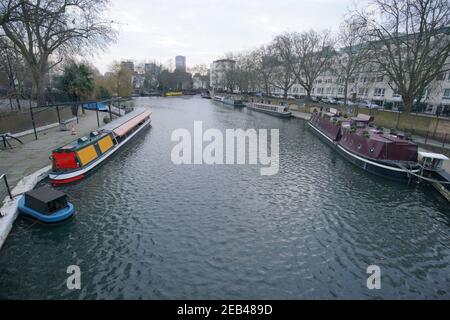Canal boats a Little Venice, Londra, come il freddo scatto continua a afferrare gran parte della nazione. Data immagine: Venerdì 12 febbraio 2021. Foto Stock
