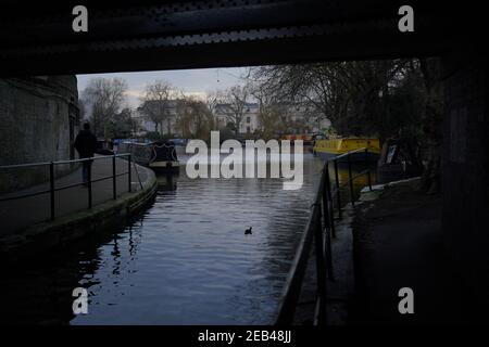 Canal boats a Little Venice, Londra, come il freddo scatto continua a afferrare gran parte della nazione. Data immagine: Venerdì 12 febbraio 2021. Foto Stock