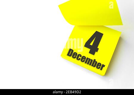 4 dicembre. Giorno 4 del mese, data del calendario. Primo piano promemoria carta giallo vuoto Nota adesiva su sfondo bianco. Mese invernale, giorno dell'anno conce Foto Stock