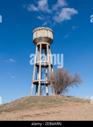 Serbatoio di approvvigionamento di acqua per l'agricoltura con fondo blu cielo. Foto Stock