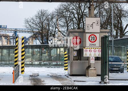 Ventspils, Lettonia, 5 febbraio 2021: Imbarco dei traghetti passeggeri, posto di controllo della dogana delle automobili Foto Stock