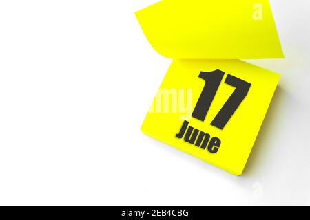 17 giugno. Giorno 17 del mese, data del calendario. Primo piano promemoria carta giallo vuoto Nota adesiva su sfondo bianco. Mese d'estate, giorno dell'anno concetto Foto Stock