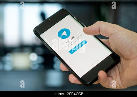 Barnaul. Russia. 9 febbraio 2021: Icona dell'applicazione telegramma su primo piano dello schermo. Icona dell'app telegramma. Telegramma è un social network online. Sociale Foto Stock