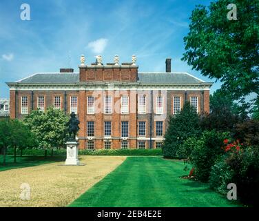 2000 CANCELLO D'INGRESSO STORICO KENSINGTON PALACE LONDRA INGHILTERRA REGNO UNITO Foto Stock