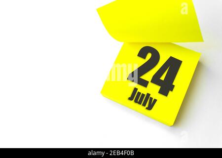 24 luglio. Giorno 24 del mese, data del calendario. Primo piano promemoria carta giallo vuoto Nota adesiva su sfondo bianco. Mese d'estate, giorno dell'anno concetto Foto Stock