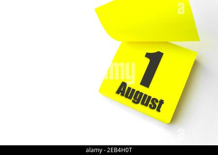 1 agosto . Giorno 1 del mese, data del calendario. Primo piano promemoria carta giallo vuoto Nota adesiva su sfondo bianco. Mese d'estate, giorno dell'anno concep Foto Stock