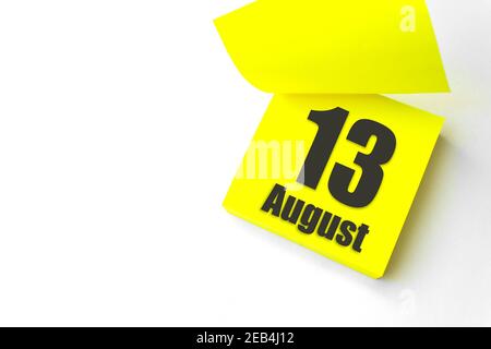 13 agosto. Giorno 13 del mese, data del calendario. Primo piano promemoria carta giallo vuoto Nota adesiva su sfondo bianco. Estate mese, giorno dell'anno conce Foto Stock