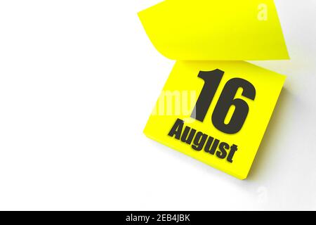 16 agosto. Giorno 16 del mese, data del calendario. Primo piano promemoria carta giallo vuoto Nota adesiva su sfondo bianco. Estate mese, giorno dell'anno conce Foto Stock