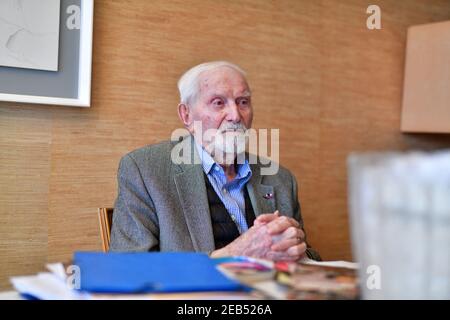 File photo datato 23 dicembre 2019 di Benjamin Orenstein durante una sessione fotografica a Lione, Francia. Benjamin Orenstein, uno degli ultimi sopravvissuti della Shoah, ex presidente dell'associazione dei sopravvissuti di Auschwitz, ha dedicato gran parte della sua vita a raccontare alle nuove generazioni l'orrore della Shoah. Morì all'età di 94 anni, mercoledì 10 febbraio 2021 a Lione. Foto Soudan e/ANDBZ/ABACAPRESS.COM Foto Stock