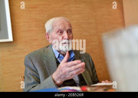 File photo datato 23 dicembre 2019 di Benjamin Orenstein durante una sessione fotografica a Lione, Francia. Benjamin Orenstein, uno degli ultimi sopravvissuti della Shoah, ex presidente dell'associazione dei sopravvissuti di Auschwitz, ha dedicato gran parte della sua vita a raccontare alle nuove generazioni l'orrore della Shoah. Morì all'età di 94 anni, mercoledì 10 febbraio 2021 a Lione. Foto Soudan e/ANDBZ/ABACAPRESS.COM Foto Stock