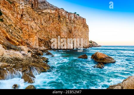 Onde che si infrangono sulle scogliere a l'Estartit, in provincia di Girona, in Catalogna, Spagna Foto Stock