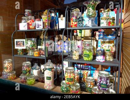 Dolci tradizionali in vendita nella finestra del negozio di dolci Waltons a Oban, Argyll, Scozia Foto Stock