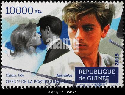 Il giovane Alain Delon sul francobollo della Guinea Foto Stock