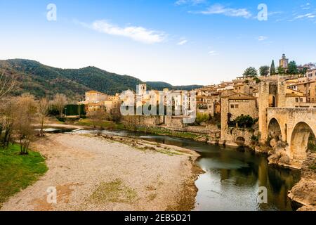 Ponte medievale fortificato di Besalu in Catalogna, Spagna Foto Stock