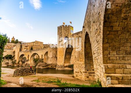 Ponte medievale fortificato di Besalu in Catalogna, Spagna Foto Stock