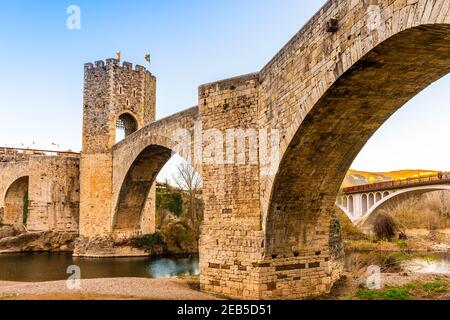 Ponte medievale fortificato di Besalu in Catalogna, Spagna Foto Stock