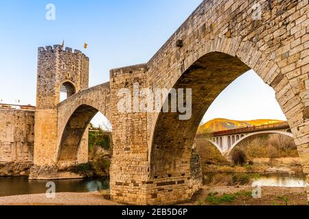 Ponte medievale fortificato di Besalu in Catalogna, Spagna Foto Stock