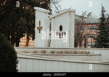 BRCKO, BOSNIA-ERZEGOVINA - 11 febbraio 2021: Monumento Lilly dei combattenti caduti dell'Esercito di Bosnia-Erzegovina Foto Stock