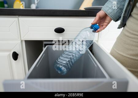 Cestino per bottiglie in cucina. Smistamento rifiuti in plastica Foto Stock