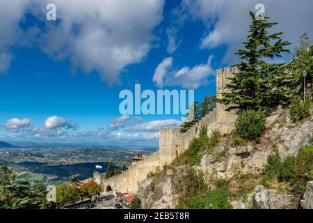 Uno scorcio delle antiche mura della città fortificata Di San Marino nell'omonima Repubblica Foto Stock