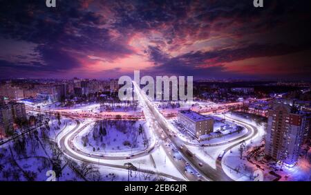 Interscambio di traffico nella città notturna. Vista dall'alto. Foto Stock