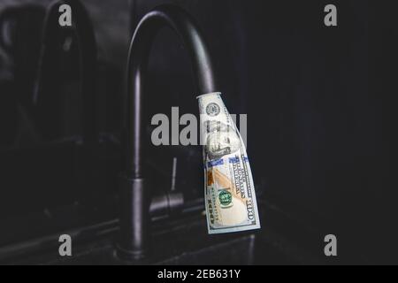 Approvvigionamento di acqua costoso. Il concetto di aumentare il prezzo dei servizi pubblici per la popolazione. Acqua calda e fredda costosa a casa. Foto Stock