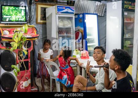 Karaoke alle Filippine, Siargao Island Carinderia Foto Stock