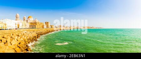 Costa dell'Oceano Atlantico a Cadice, Andalusia, Spagna Foto Stock