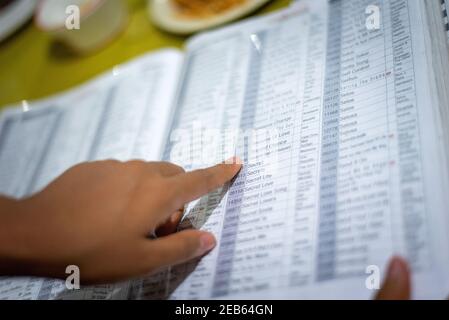 Karaoke alle Filippine, Siargao Island Carinderia Foto Stock