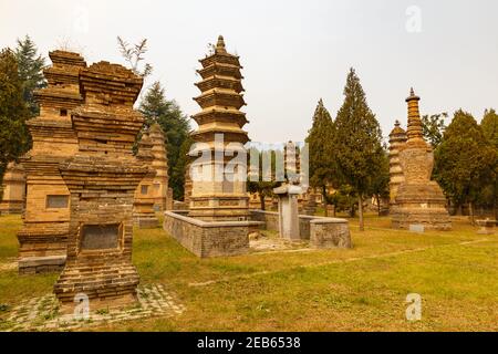 Dengfeng, Henan, Cina - 16 ottobre 2018: Foresta della Pagoda al Tempio di Shaolin. La foresta di pagoda a Shaolin si trova ai piedi del monte Shaoshi. Foto Stock